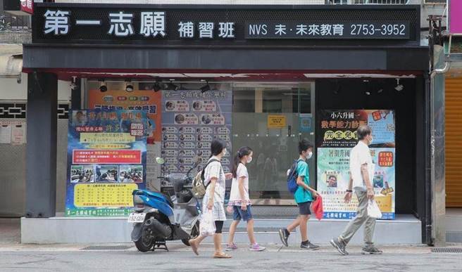 中央流行疫情指挥中心宣布明天将降为二级警戒，各级学校、幼儿园和补习班将採有条件开放。（本报资料照片）