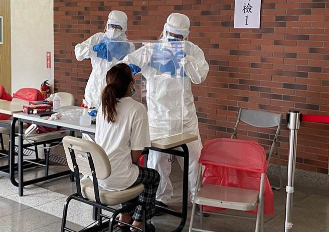 台中市议会副议长顏莉敏26日说，市府应儘速规划包含补教业在内的教育场域从业者筛检站协助首次次筛检，公私协力守护学生健康。（陈世宗摄）