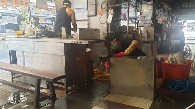 今天一早许多摊商已在整理店面、刷洗用具，准备开业。（陈彩玲摄）