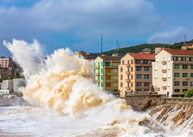 烟花吹袭期间，浙江温岭金沙滩翻起巨浪。（中新社）