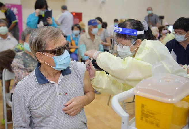 市议员呼吁市府交通局将现场第一线人员同步列入，保障客运业者从事业务上的安全。（陈世宗摄）