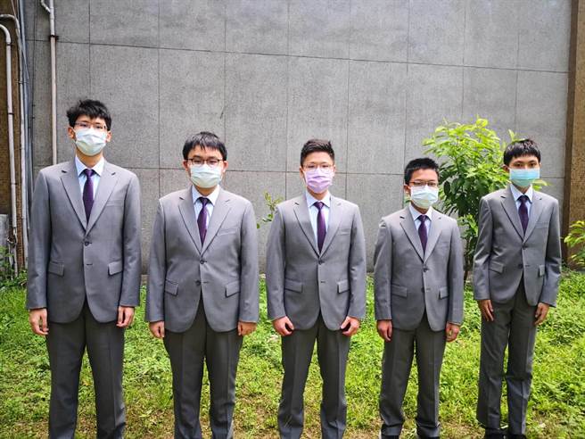 今年国际物理奥林匹亚竞赛我得4金1银，5位选手由左至右分别为台中一中赖禹宏、彰化县私立精诚高中牟宗晞、花莲高中李逸宽、建中蔡杰达、凃凯翔。（教育部提供／林志成台北传真）