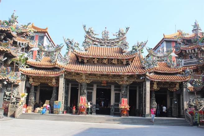 大甲镇澜宫明天将开放民眾入内参拜，室内容留人数上限为99人。（陈淑娥摄）