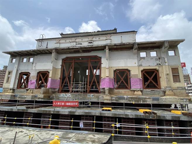 拥有80年歷史的高雄帝冠车站今启动第2次的迁移，预计9月26日将班师回「巢」。（石秀华摄）