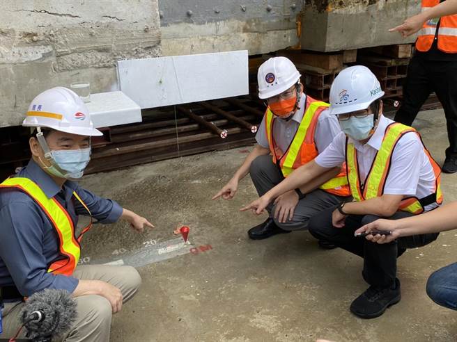 交通部长王国材、立委李昆泽及交通部官员等一行人见证帝冠车站启动迁移回娘家。（石秀华摄）