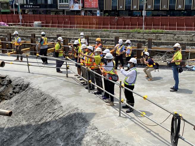 交通部长王国材和交通部官员一同视察高雄车站整体工程。（石秀华摄）