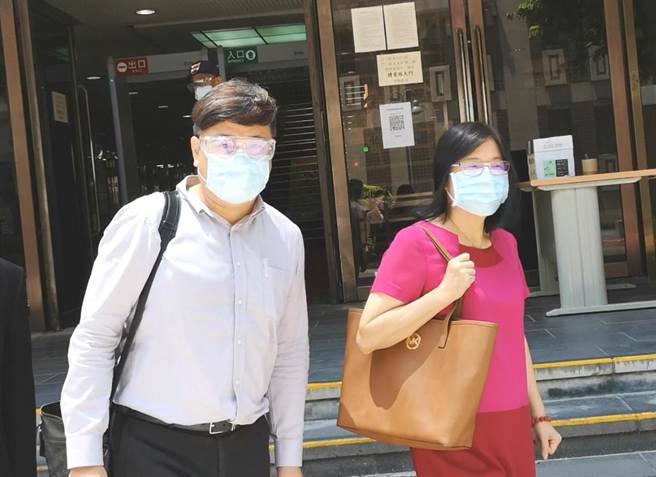 前「股市四大金钗」叶美丽（右）被控掏空诚美材2亿，26日赴台北地院开庭喊冤，称自己也是受害者。（黄捷摄）