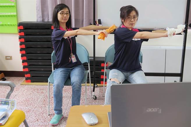 埔心乡南馆社区活动中心的失智据点热闹滚滚，但事实上彰化社区关怀据点并未解封，而是据点的工作人员透过视讯戴着长辈一起做「毛巾操」所传出的声音。（吴建辉摄）