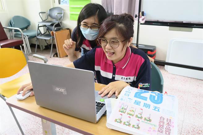 有长辈开心的与许久未见的同学们分享自己的新髮型，引来其他人的称讚。（吴建辉摄）