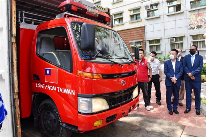 援贈儀式結束後，小型水箱車直接裝櫃送往索馬利蘭，預計9月初抵達索馬利蘭共和國當地。（呂妍庭攝）