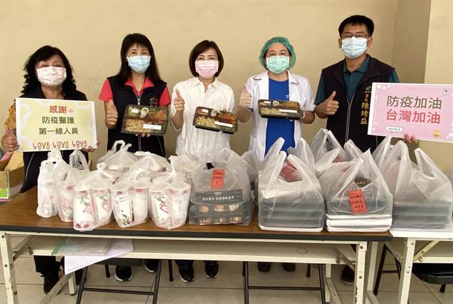 市议员陈淑华与多位里长，今天特准备丰盛餐盒及手摇饮品各200份给西屯区疫苗快打站工作人员，感谢他们的辛劳及努力为防疫付出。（市议员陈淑华服务处提供）