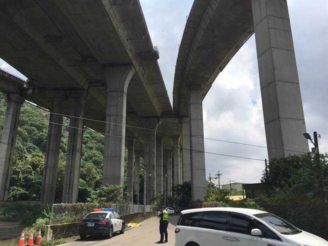女子躺卧在高速公路桥下，被发现时已身亡。（民眾提供／陈淑娥台中传真）
