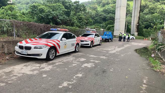 女子躺卧在高速公路桥下，被发现时已身亡。（民眾提供／陈淑娥台中传真）