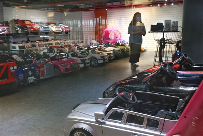 27日全國將降為二級警戒，行政院也研擬相關產業振興方案，並鬆口還有1600億特別預算，何時上路備受期待。兒童遊戲業者，等待降級恢復營業，讓庫房中的電動車可以再次搭載孩童的歡樂。（王英豪攝）
