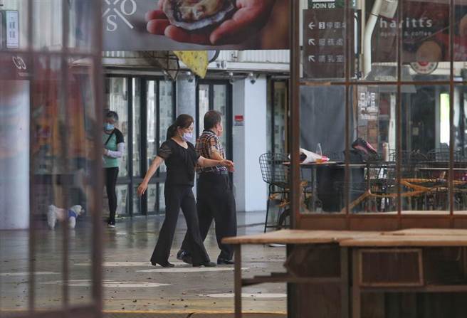 此次疫情受創嚴重的餐營業者，等待何時可以拉開封鎖線，恢復營收，現在民眾利用空間跳國標舞。（王英豪攝）
