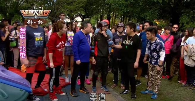 杨勇纬（中）13秒轻松完成任务，胡瓜（右二）亲自颁发幸福奖金。（民视提供）