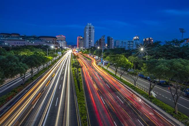 竹县是非六都「招商王」，远东集团兴建客家圆楼造型的竹北Sky City远东新世纪购物中心（左），预定年底开幕。（罗浚滨摄）