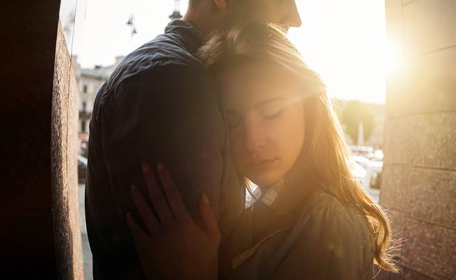 双鱼座、狮子座、天蝎座谈恋爱非常执着，就算眼前的对象不适合自己，依然选择苦撑下去。（示意图／shutterstock）