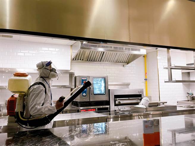 王品集團26日啟動全台分店閉店清消作業(不含雙北、宜蘭)將聘請專業消毒團隊，動員近350人次，仿照國軍化學兵的高規格作業，將餐廳內外環境徹底消毒。（馮惠宜攝）