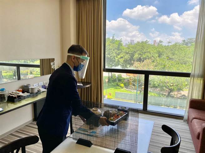 台中公園智選假日飯店「丰盛町餐廳」自7月31日起，推出客房變包廂預約制用餐服務，事先電話訂位，即可在專屬的客房內用餐。（馮惠宜攝）