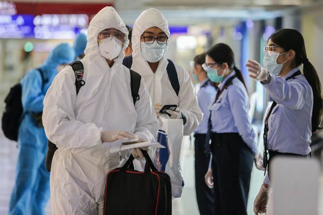 疫情警戒明降二级，锁国管制维持不变。图为台湾民眾入境。(陈麒全摄)