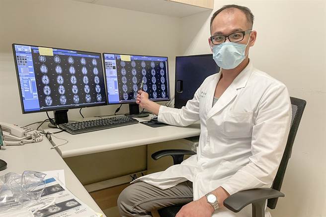 中医大新竹附医核医科主任张宇捷说，透过「类淀粉蛋白正子造影」，能看见脑中斑块的分布情形。（罗浚滨摄）