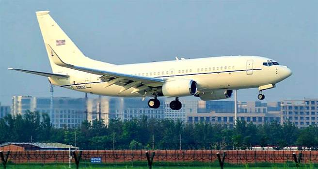 美方代表团专机7月25日抵达天津机场。（图源：微博@玉渊谭天）