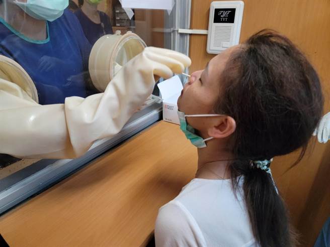 台中市补教协会所属补习班教职员到医疗院所接受快筛。（台中市补教协会提供／林欣仪台中传真）