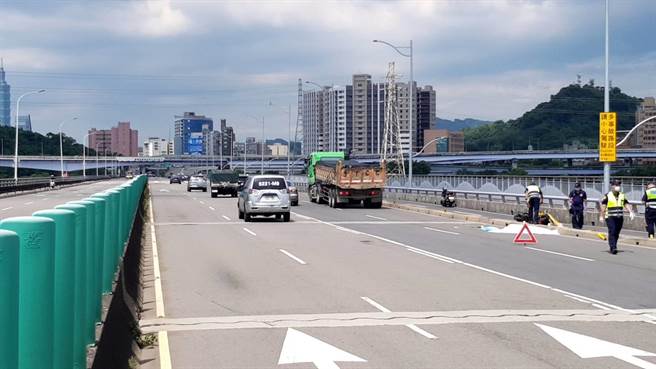 38岁赖姓女子今（26日）下午1时许，骑机车搭载9岁女儿行经新北市永和区福和桥机车道、往北市方向，赖女疑因自行擦撞机车道，摔至一旁汽车道，当场遭曳引车撞击。（翻摄）