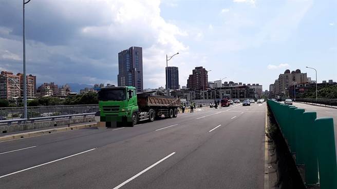 38岁赖姓女子今（26日）下午1时许，骑机车搭载9岁女儿行经新北市永和区福和桥机车道、往北市方向，赖女疑因自行擦撞机车道，摔至一旁汽车道，当场遭曳引车撞击。（翻摄）