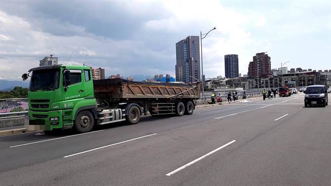 38岁赖姓女子今（26日）下午1时许，骑机车搭载9岁女儿行经新北市永和区福和桥机车道、往北市方向，赖女疑因自行擦撞机车道，摔至一旁汽车道，当场遭曳引车撞击。（翻摄）