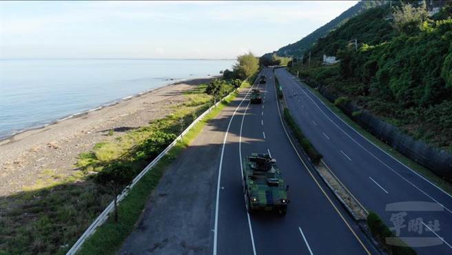 陆军机步333旅日前沿台一线自力机动进训。军闻社提供