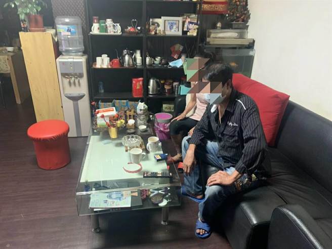 黄姓女子却关不住，邀4友人来家里打麻将，却因疑似有人出老千引爆口角衝突全遭逮。(翻摄照片／蔡依珍桃园传真)