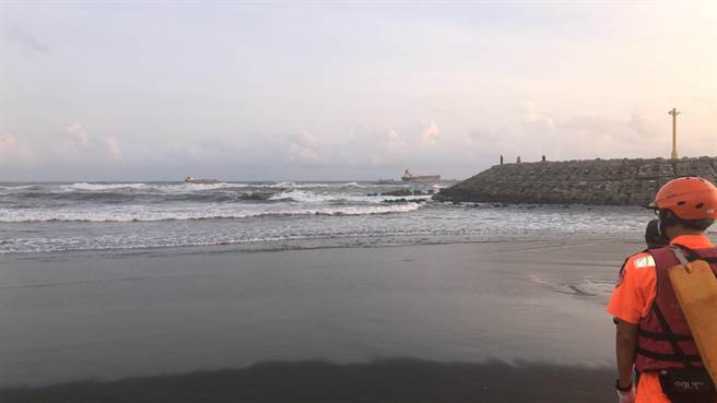 旗津贝壳馆前海域昨发生父子溺毙意外，针对违规下水是否开罚，市府仍需讨论。（柯宗纬翻摄）