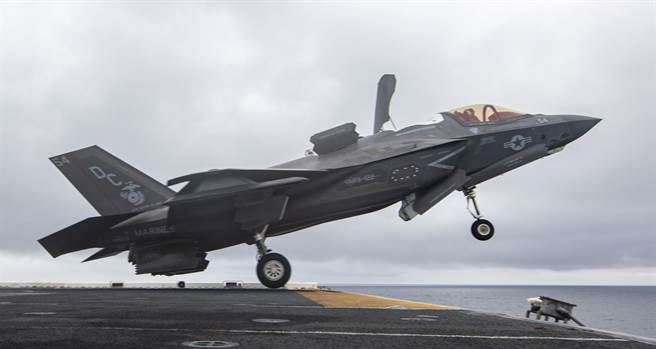 美国海军陆战队F-35B战机2021年5月12日从「梅金岛」号（USS Makin Island，LHD-8）上起飞的画面。（美国海军）