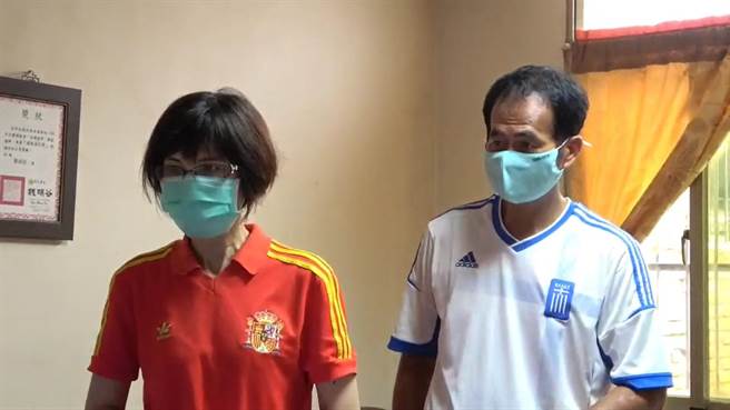 刘威廷的家人上午全程守在电视机前观战，神情专注紧绷。（谢琼云摄）