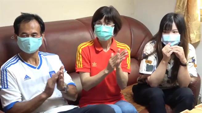 刘威廷的家人上午全程守在电视机前观战，神情专注紧绷。（谢琼云摄）