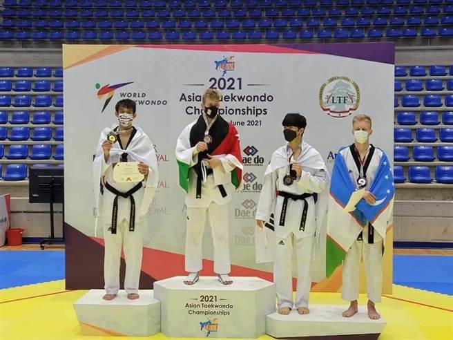  中华跆拳代表队队长刘威廷（左）身高196公分，上月在亚洲跆拳道锦标赛男子80公斤级决赛中拿下银牌。（家人提供／谢琼云彰化传真）