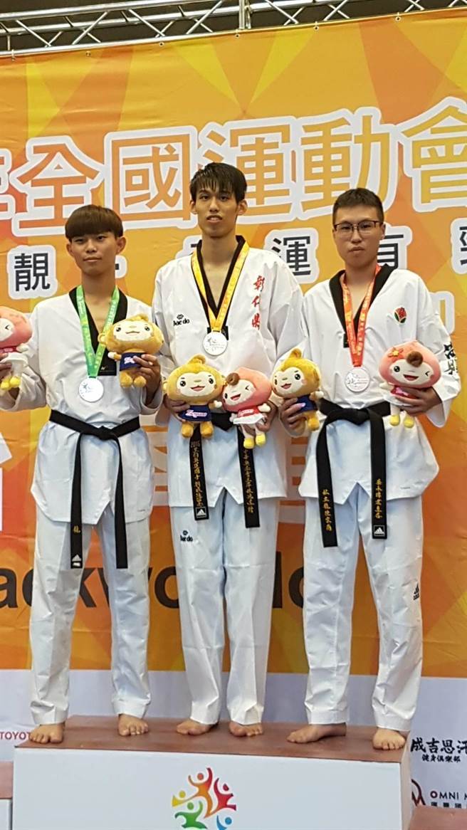 刘威廷（中）以队长身分领军二度参加奥运赛事，可惜首战出师不利落败。图为代表彰化县参加全国运动会的身影。（家人提供／谢琼云彰化传真）
