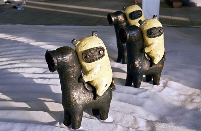 屏东车城乡「看海美术馆」首展「春江兽月夜」，让艺术家阿咧笔下「生物」陪伴民眾感受海口港魅力。（屏县府提供／林和生屏东传真）