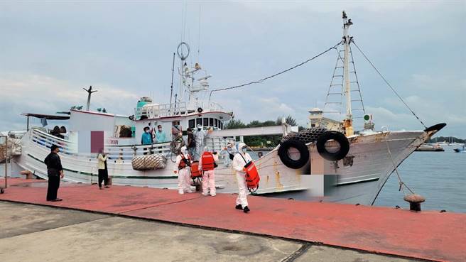 屏东东港盐浦渔港的「祥安号」渔船，涉嫌偷渡6名印尼籍、2名缅甸籍合计8名非法移工来台。船上11人中，目前已有7人PCR採检阳性。（本报资料照片）