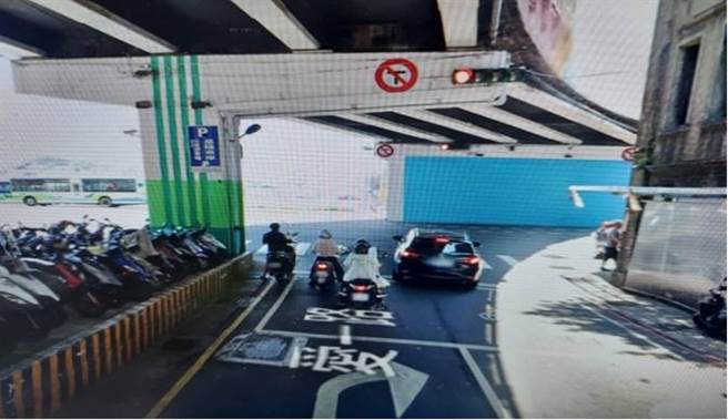 基隆市仁爱区爱一、仁二路是禁止左、右转的直行路口。（基隆市警局提供／陈彩玲基隆传真）