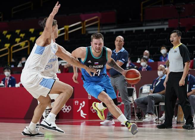 东契奇26日替斯洛维尼亚轰下夸张48分，右边的裁判就是于容。(美联社)