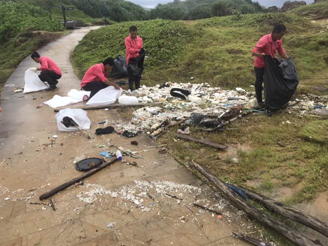 新北市知名景点野柳地质公园内遍布海漂垃圾，甚至还有步道石板遭海浪掀起毁损，野柳地质公园近日动员全体员工清除海漂垃圾，疫情期间力拼明（27日）恢復营业。（野柳地质公园提供）