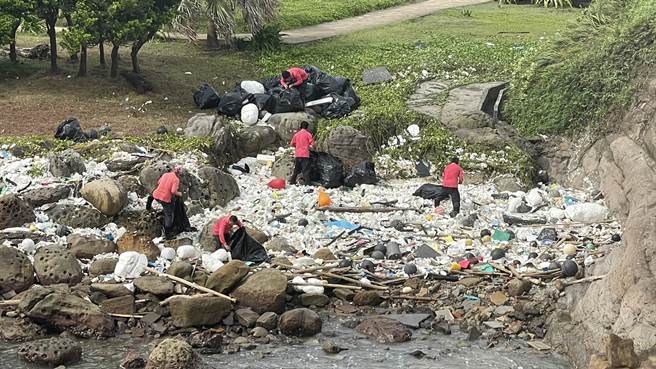 新北市知名景点野柳地质公园内遍布海漂垃圾，甚至还有步道石板遭海浪掀起毁损，野柳地质公园近日动员全体员工清除海漂垃圾，疫情期间力拼明（27日）恢復营业。（野柳地质公园提供）