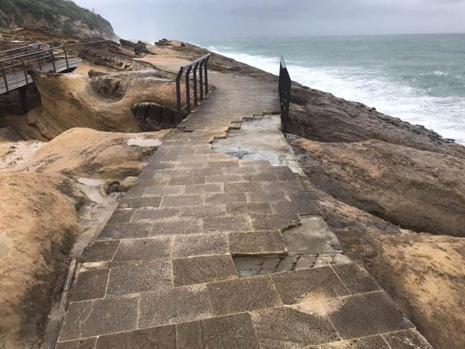 新北市知名景点野柳地质公园内遍布海漂垃圾，甚至还有步道石板遭海浪掀起毁损，野柳地质公园近日动员全体员工清除海漂垃圾，疫情期间力拼明（27日）恢復营业。（野柳地质公园提供）