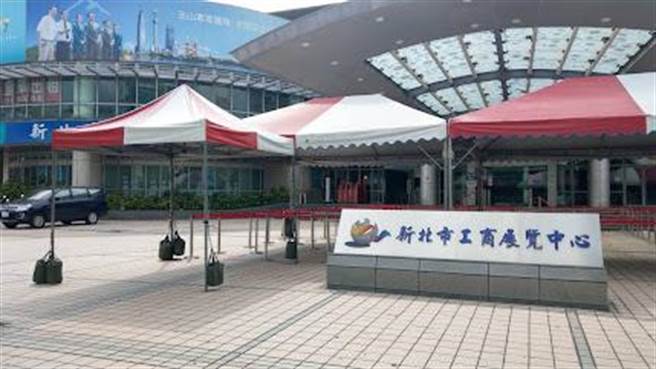 新北市府在「新北工商展览中心」打造一座新北最大疫苗接种站，每天最高可完成近5000人次的疫苗接种。（五股区公所提供）