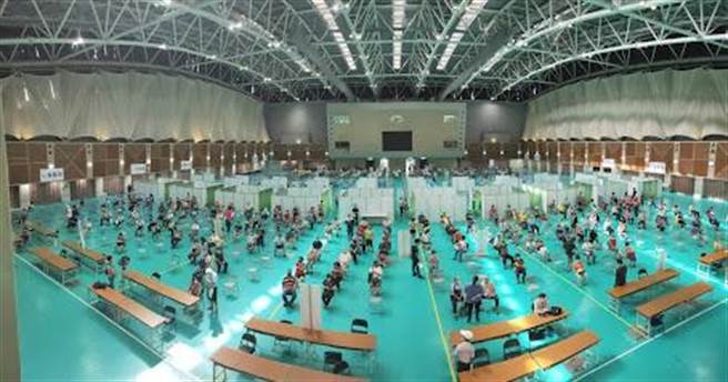 新北市府在「新北工商展览中心」打造一座新北最大疫苗接种站，每天最高可完成近5000人次的疫苗接种。（五股区公所提供）