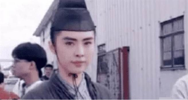 王祖贤男装扮相仍顏值逆天。(图／翻摄自搜狐娱乐)