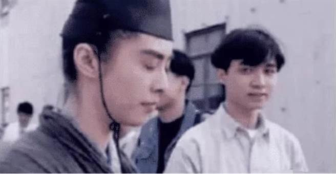 古巨基当时以娱乐新闻主持人身分去採访。(图／翻摄自搜狐娱乐)